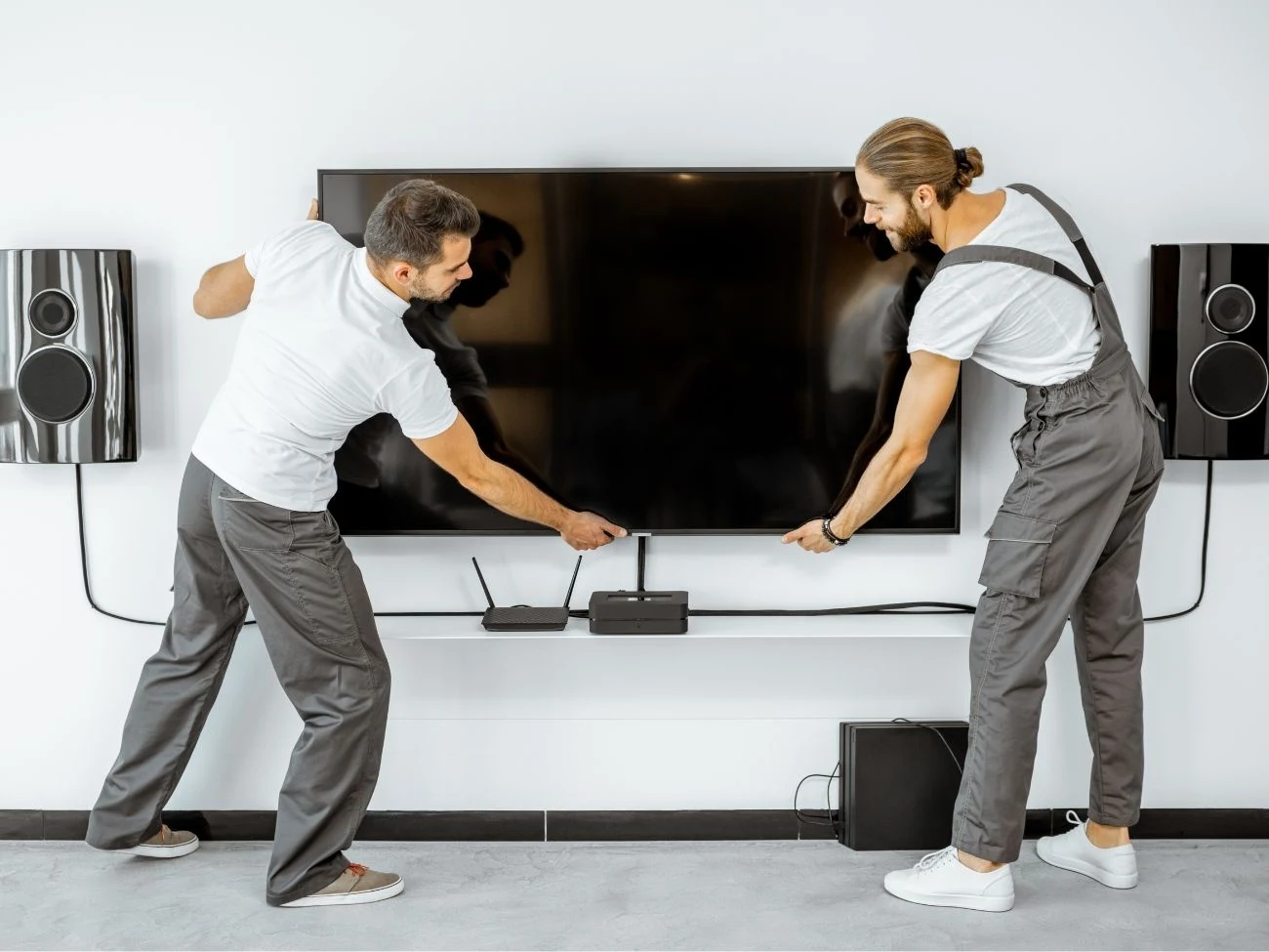 Na jakiej wysokości powiesić telewizor? Najlepiej na takiej, aby środek ekranu telewizora znajdował się na wysokości oczu oglądającego, ale wiele zależy od rozmiaru TV. Na jakiej wysokości powiesić telewizor? Najlepiej na takiej, aby środek ekranu telewizora znajdował się na wysokości oczu oglądającego, ale wiele zależy od rozmiaru TV.