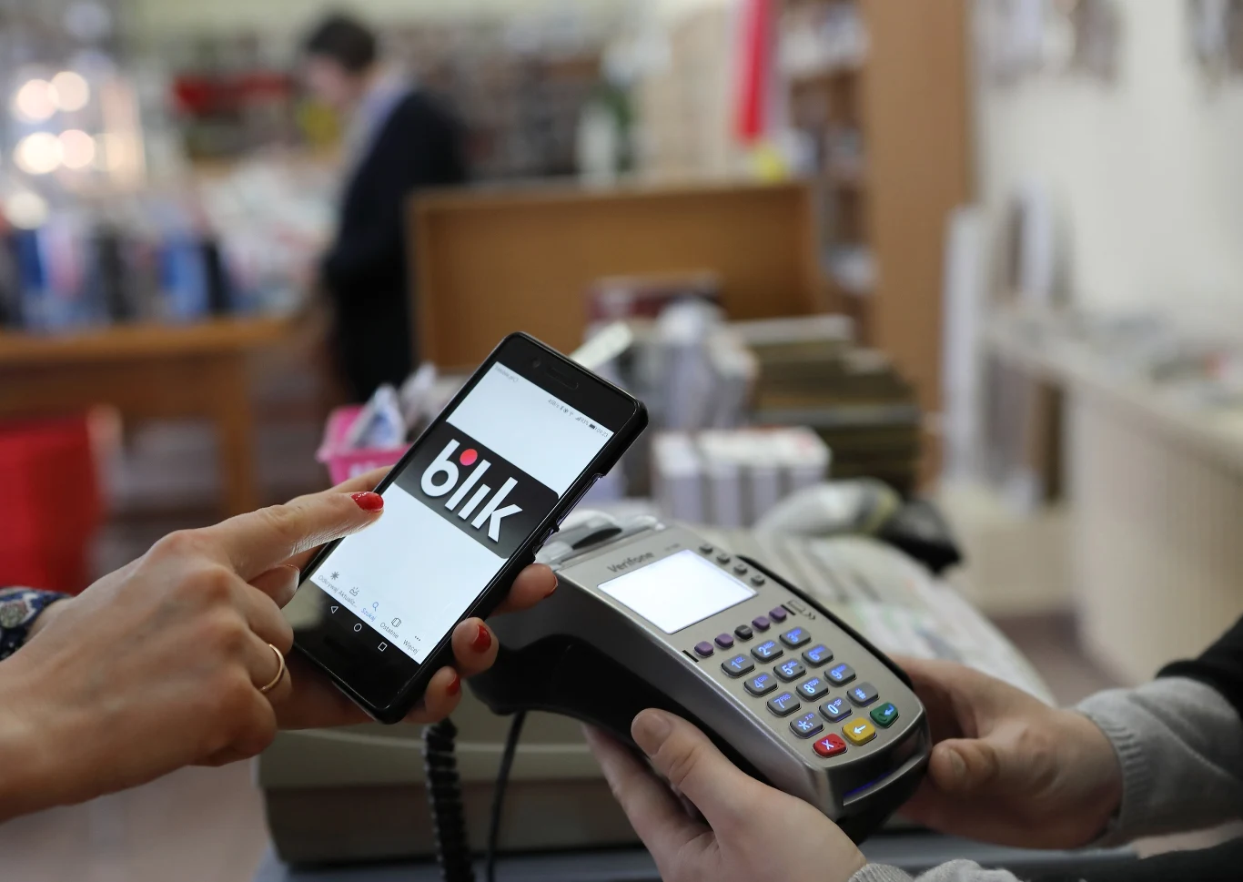 Klienci mBanku zapłacą za wypłaty z bankomatów z wykorzystaniem Blika. Klienci mBanku zapłacą za wypłaty z bankomatów z wykorzystaniem Blika.