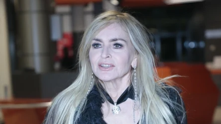 Monika Olejnik nosi najmodniejsze jeansy na wiosnę 2024. Ten model będzie hitem tego sezonu