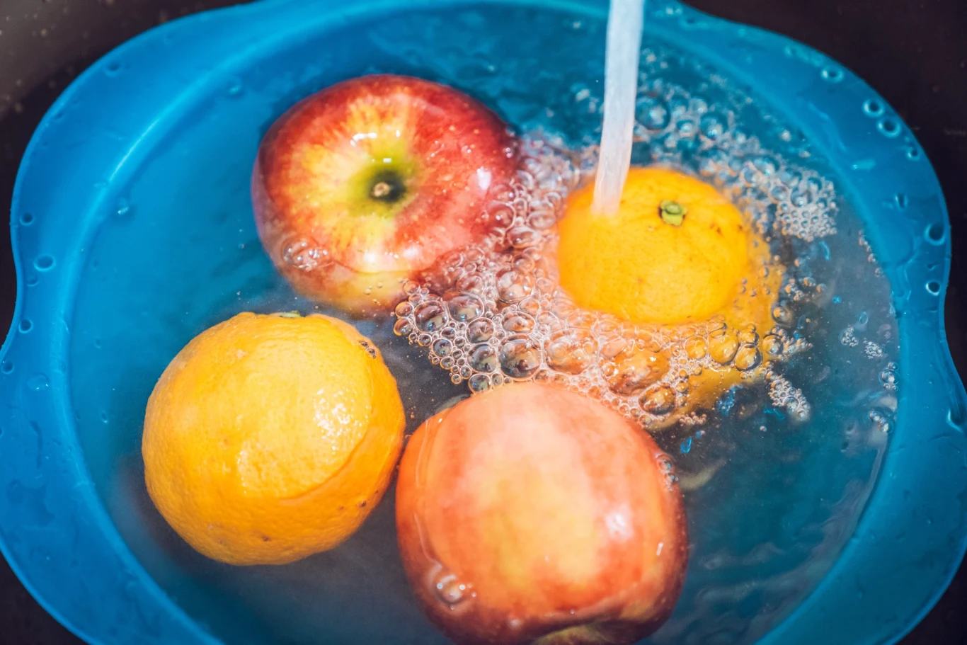 Zamoczenie owoców w roztworze z octu i wody na około 15-20 minut to wystarczający czas, aby zmniejszyć ilość obecnych zanieczyszczeń