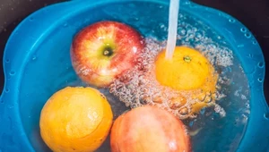 Kluczowe podczas mycia owoców. W prosty sposób usuniesz wosk i pestycydy