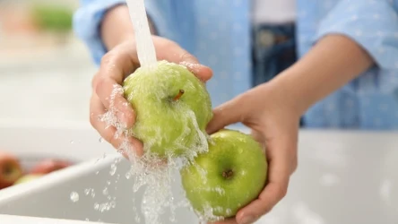 Jak myć owoce i warzywa? Okazuje się, że przepłukanie ich pod bieżącą wodą może być niewystarczające. 