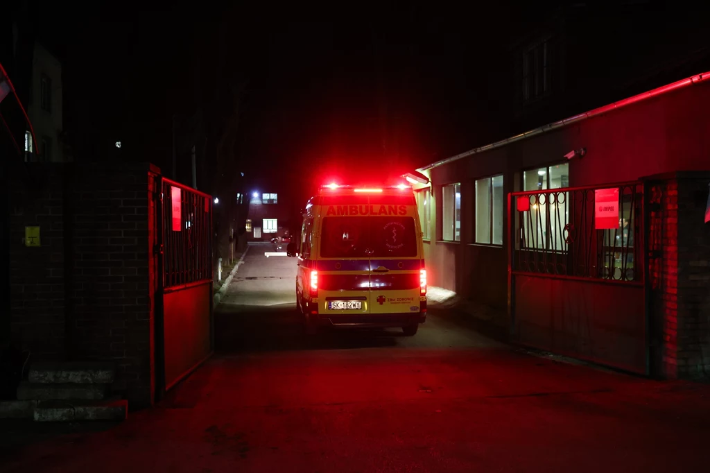 Kopalnia Bobrek-Piekary. Przysypany po wstrząsie górnik nie żyje. Na zdjęciu: Służby ratunkowe przed kopalnią