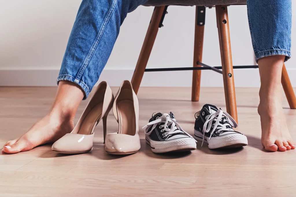 Dowiedz się, co na temat zdejmowania butów mówi savoir-vivre
