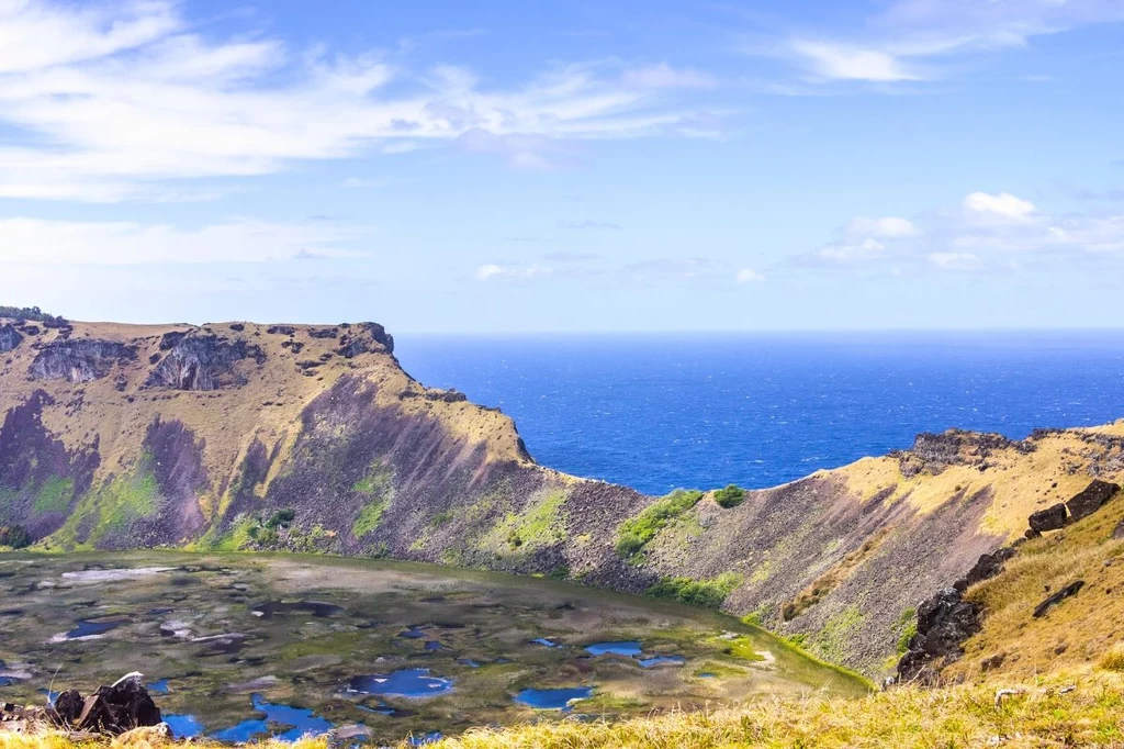Rano Kau to krater wulkaniczny o średnicy ok. 1,5 km, położony na południowym zachodzie Wyspy Wielkanocnej