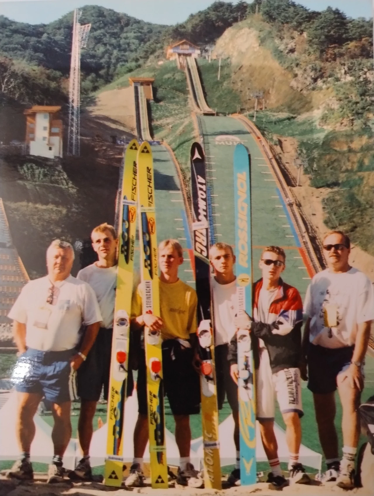 Kadra polskich skoczków w połowie lat 90. Marek Gwóźdź (trzeci od prawej) Kadra polskich skoczków w połowie lat 90. Marek Gwóźdź (trzeci od prawej)