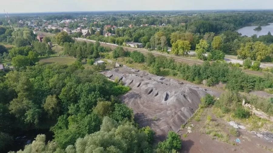 W miejscowości Tuplice od 2013 do 2015 r. deponowano odpady z niemieckiej huty. Szacowano, że może być to nawet 40 tys. ton. Wydane pozwolenie zakładało, że żużle zostaną przetworzone i posłużą jako kruszywo do budowy dróg. Tak się jednak nie stało