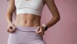 Trening na smukłą talię nie musi być trudny. Wystarczy kilka prostych ćwiczeń