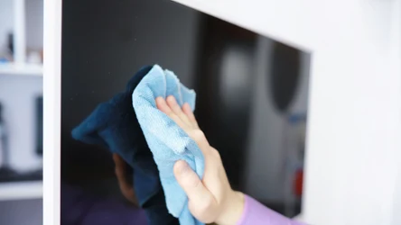 Czyszczenie ekranu telewizora alkoholem etylowym może uszkodzić matrycę.