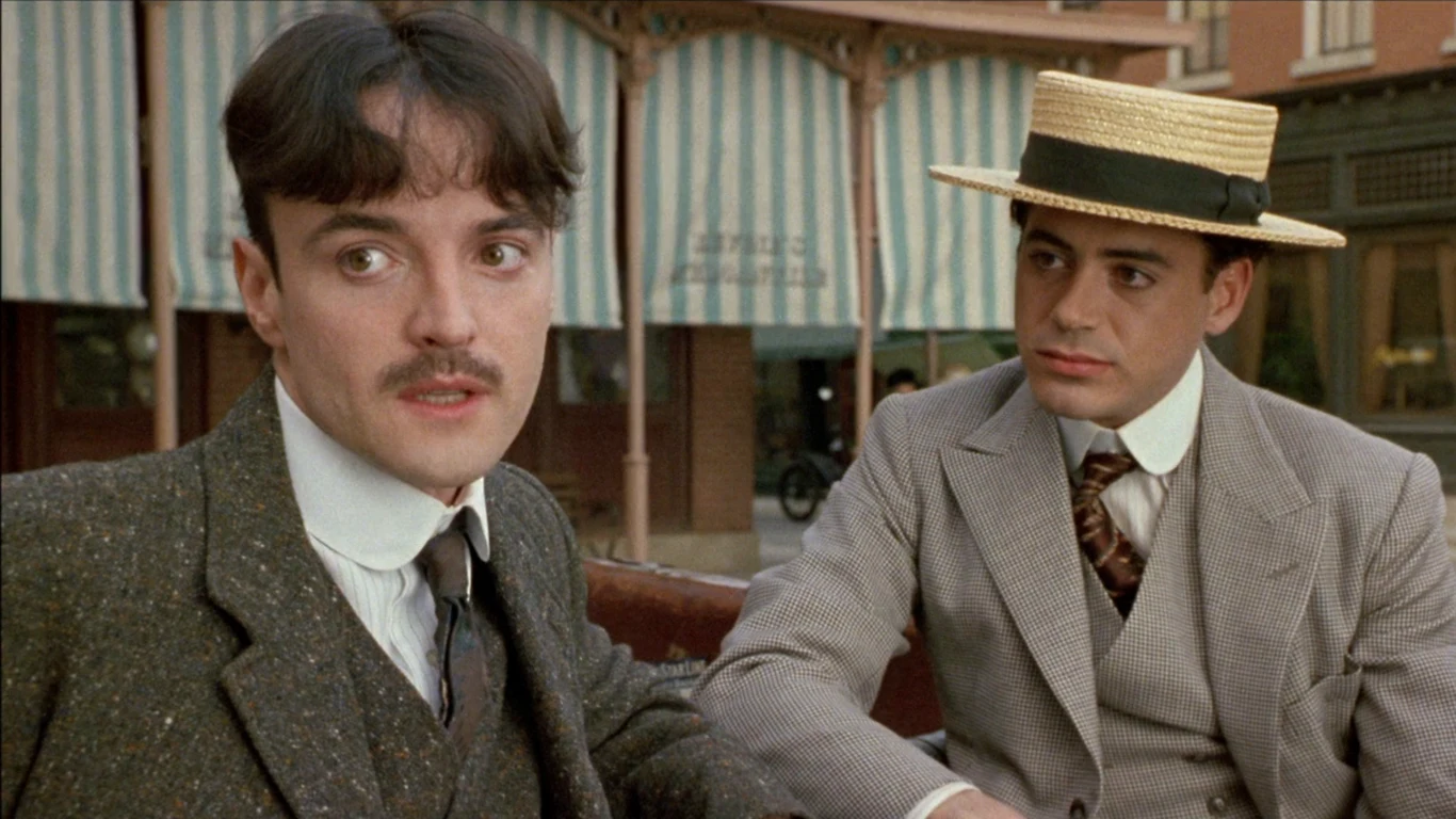 Robert Downey Jr po prawej stronie w filmie "Chaplin" z 1992 roku