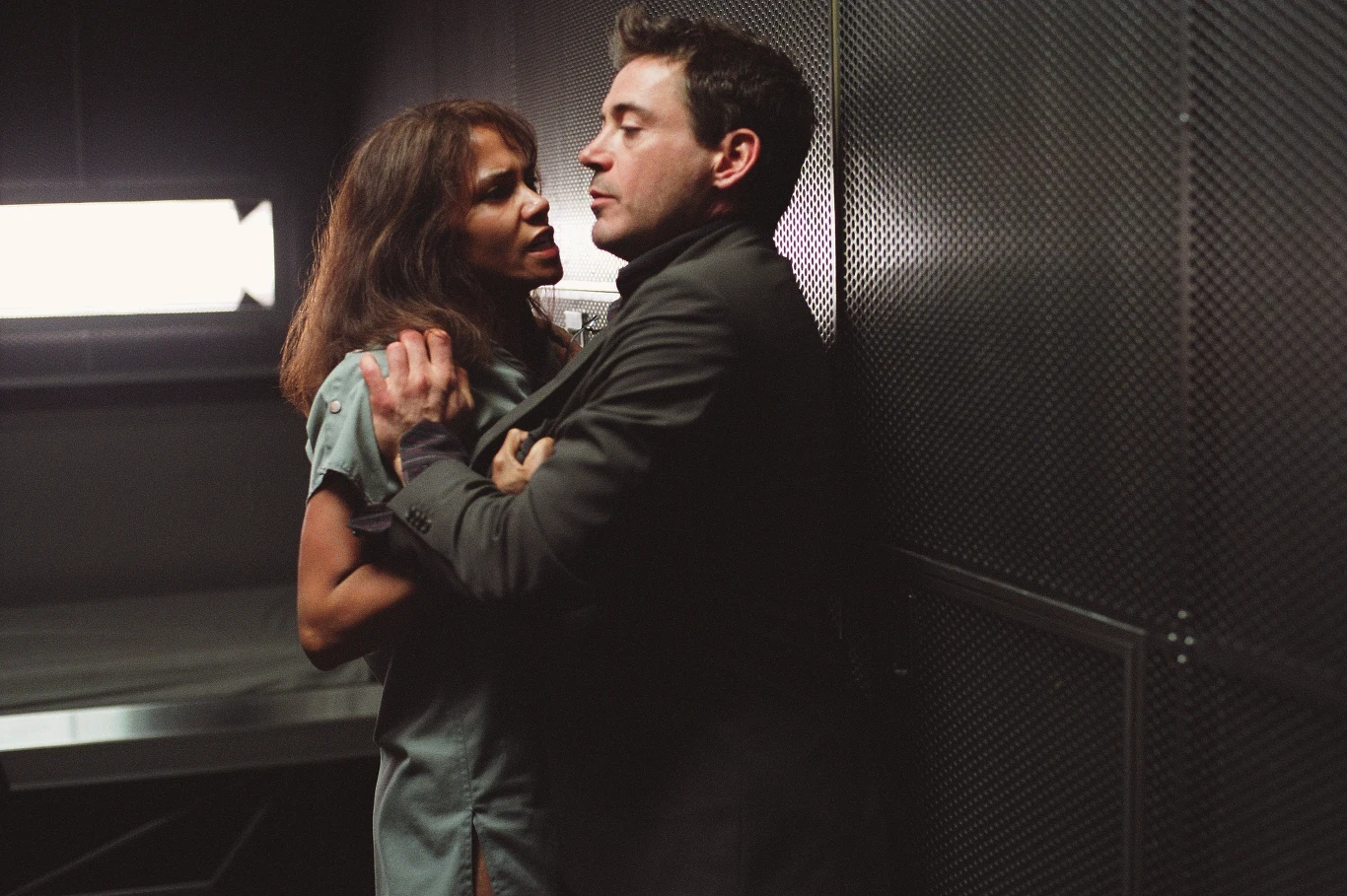 Robert Downey Jr i Halle Berry w filmie Gothica