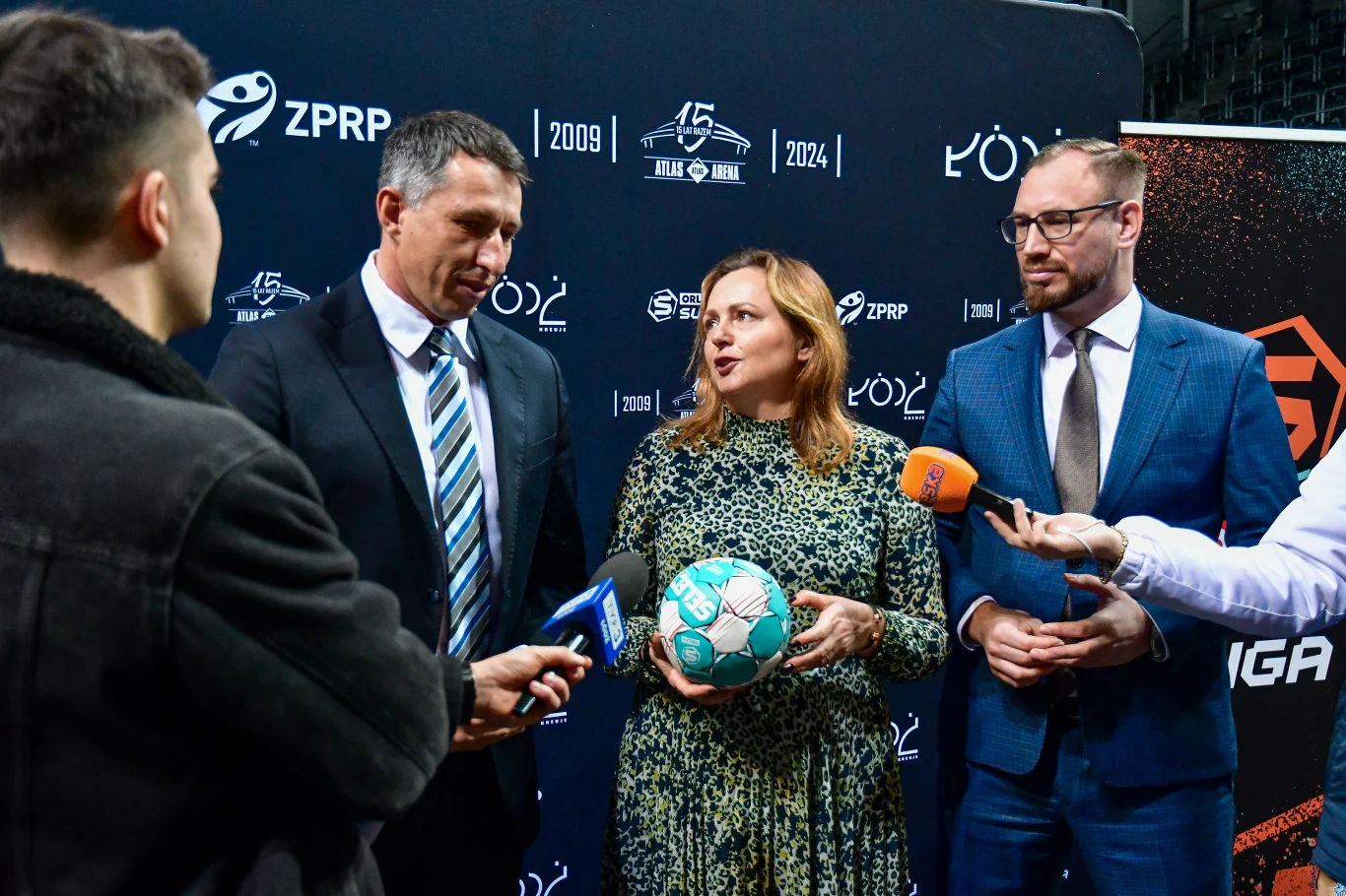 Sławomir Szmal, wiceprezes ZPRP, Joanna Skrzydlewska, wiceprezydent Łodzi i Piotr Należyty, prezs Orlen Superligi podpisali porozumienie w sprawie Superpucharu Polski