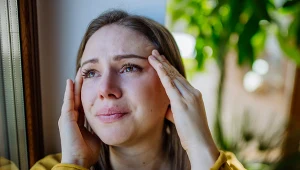 Osobie z depresją nie dawaj złotych rad i nie wymyślaj rozwiązań - nie mów: "idź na spacer", "wyjdź w końcu do ludzi" czy "zabaw się, to na pewno ci pomoże"