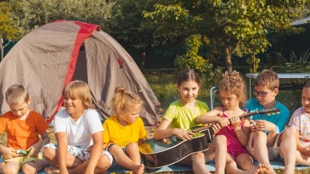 Obozy młodzieżowe zapewniają dużo atrakcji /freepik.com