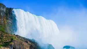 Już 8 kwietnia kanadyjscy i amerykańscy mieszkańcy i turyści będą mogli podziwiać proces zaćmienia Słońca na majestatycznym wodospadzie Niagara. Rozrywka ta może jednak słono kosztować. Branża hotelarska przygotuje się do wielkiego najazdu turystów.