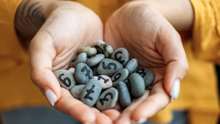 Co oznaczają powtarzające się cyfry w dacie urodzenia? Przekonaj się o ich symbolice.