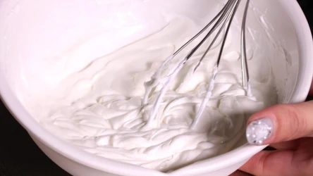 Nie potrzebujesz żelatyny, żeby zagęścić bitą śmietanę. 