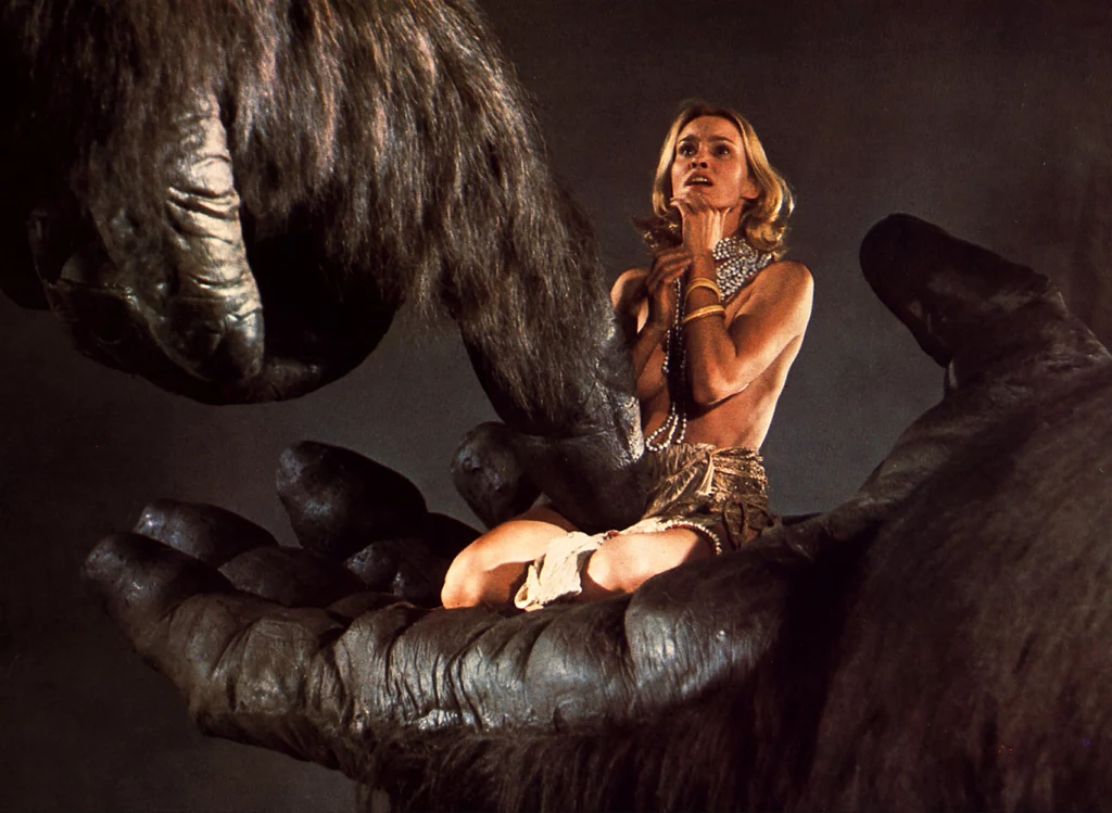 Naomi Watts w ręku wielkiego King Konga. Z filmu z 2005 roku