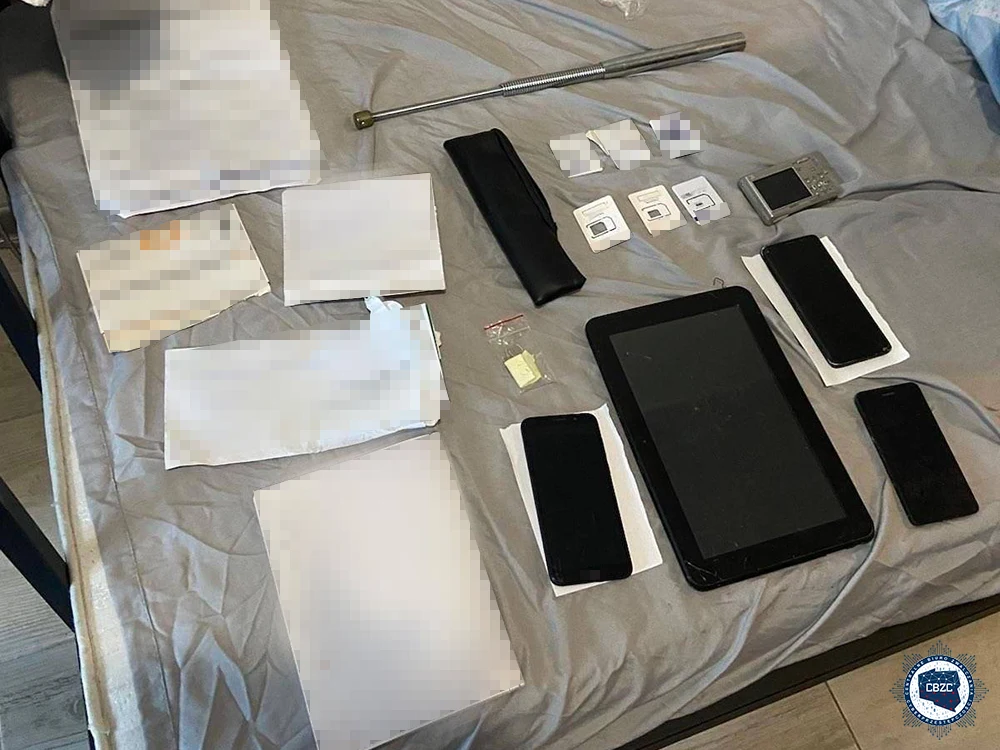 Funkcjonariusze CBZC w miejscu zamieszkania sprawców zabezpieczyli liczne dowody. Funkcjonariusze CBZC w miejscu zamieszkania sprawców zabezpieczyli liczne dowody.