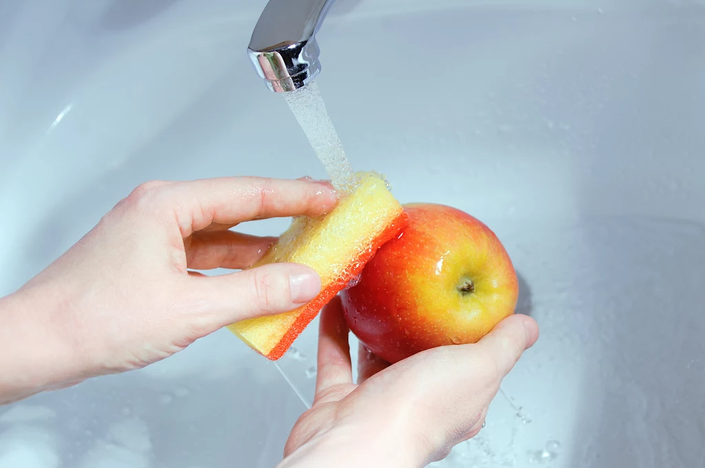 Aby usunąć pestycydy z owoców nie wystarczy zwykłe mycie pod bieżącą wodą. 