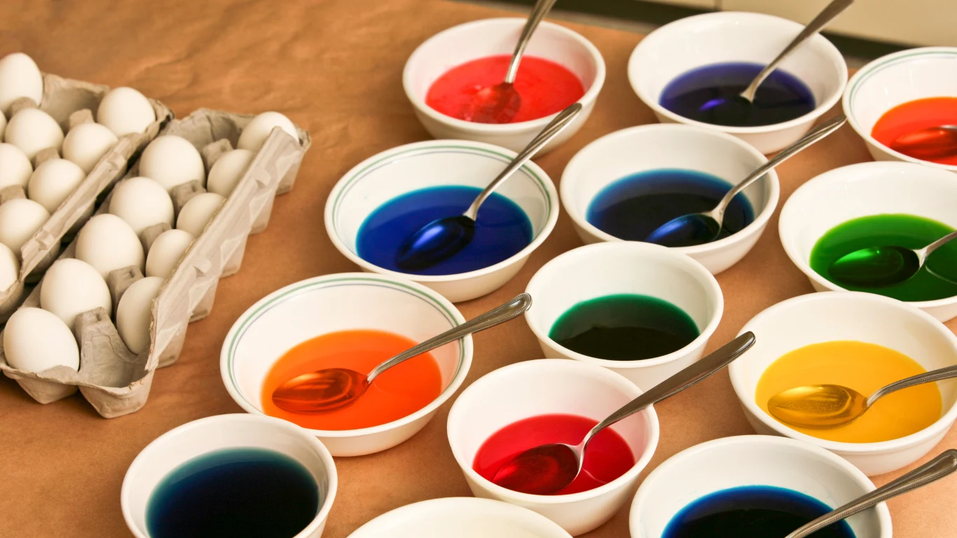 Pisanki tie dye przygotujesz, używając pianki do golenia lub ręcznika papierowego. Pisanki tie dye przygotujesz, używając pianki do golenia lub ręcznika papierowego.