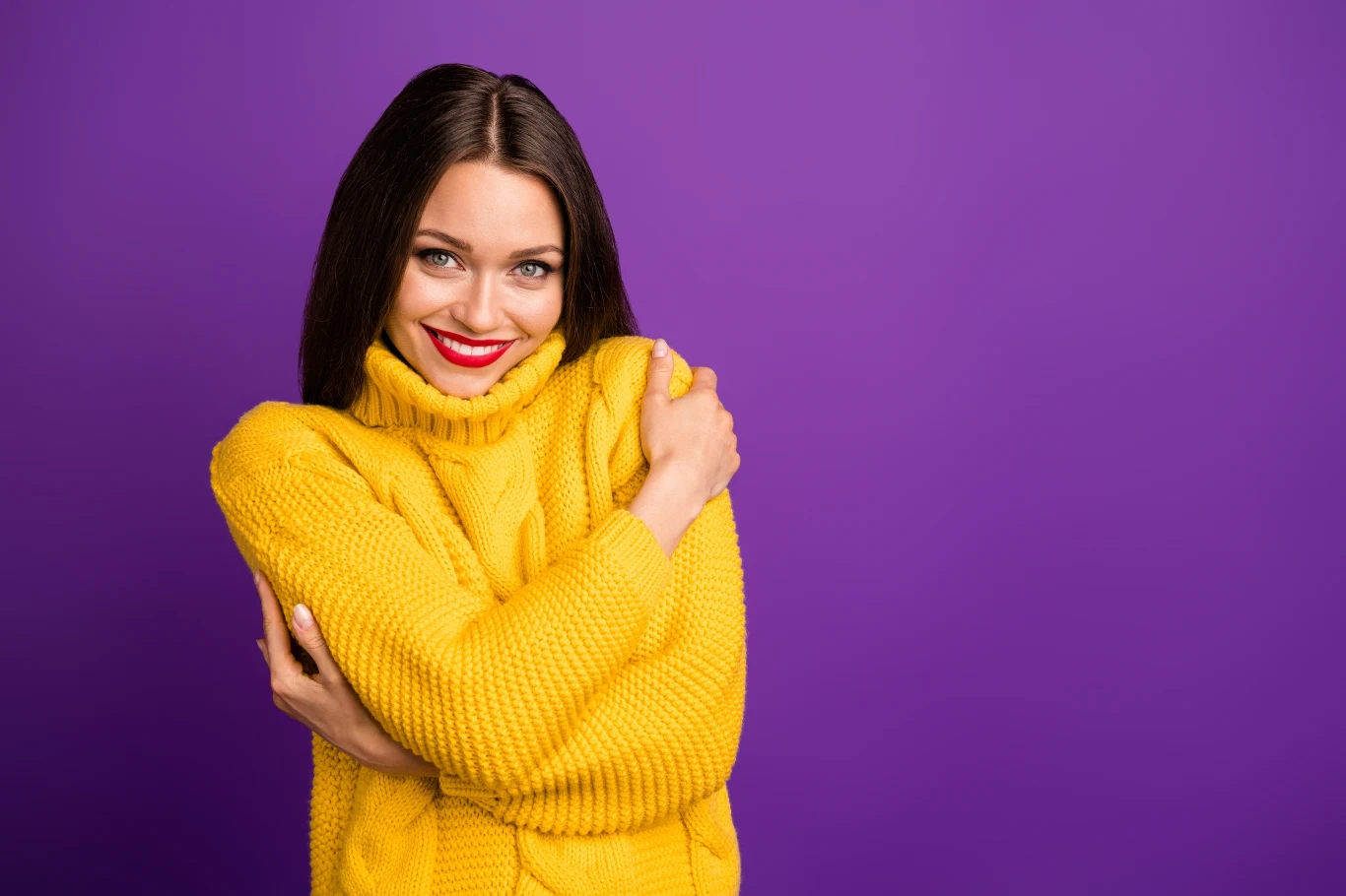 Kolorowe swetry w przeróżnych odcieniach będą modne na wiosnę 2024.