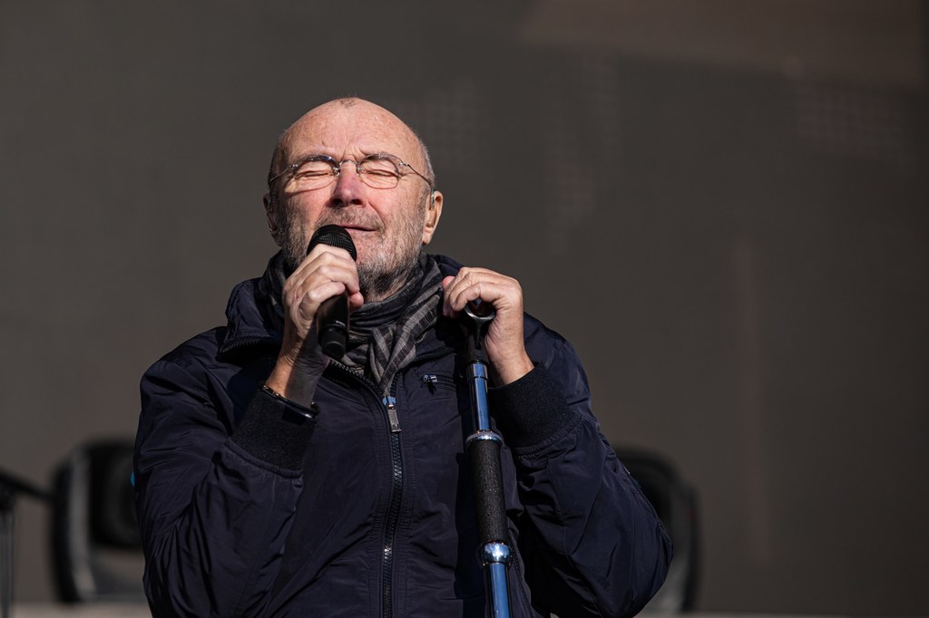 Phil Collins doznał problemów ze słuchem z powodu infekcji. Wpływ na jego stan zdrowia miały też lata koncertowania 