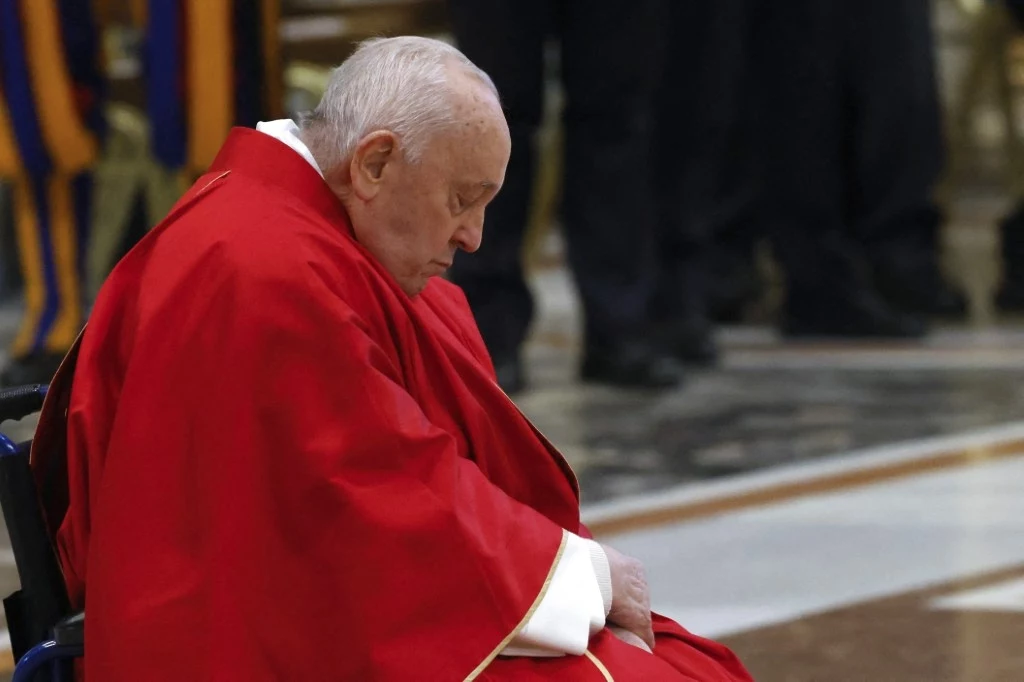 Papież Franciszek. Jego stan zdrowia niepokoi wiernych Papież Franciszek. Jego stan zdrowia niepokoi wiernych