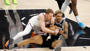 Jeremy Sochan (z prawej) i Donte DiVincenzo walczą o piłkę w meczu Spurs - Knicks