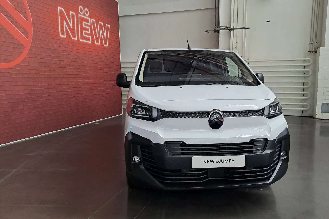 Zmodernizowane samochody poznamy m.in. po odświeżonych logotypach producentów.