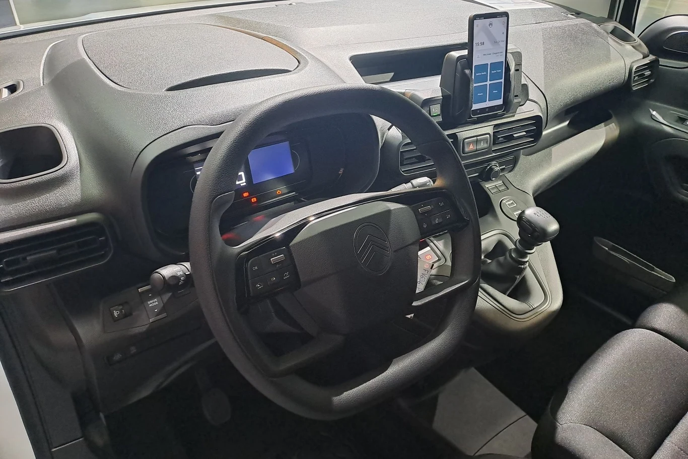 Do obsługi systemu multimediów w samochodzie wystarczy bezprzewodowo połączony z autem telefon. Nawigację czy radio możemy obsługiwać z poziomu odpowiedniej aplikacji.