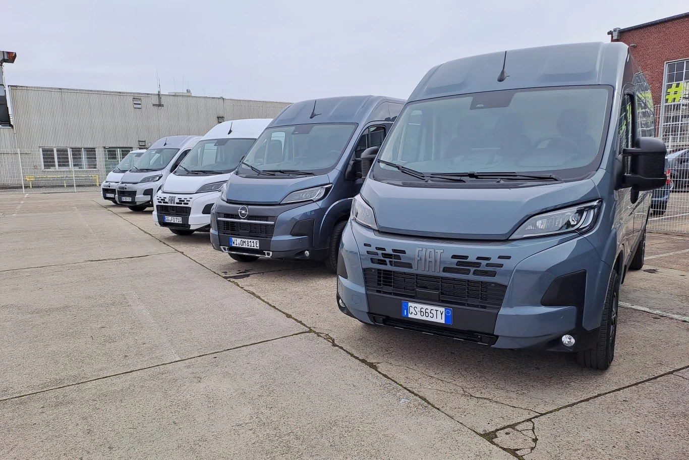 Największe modele dostawcze wyposażone zostały w system autonomicznej jazdy poziomu drugiego. 