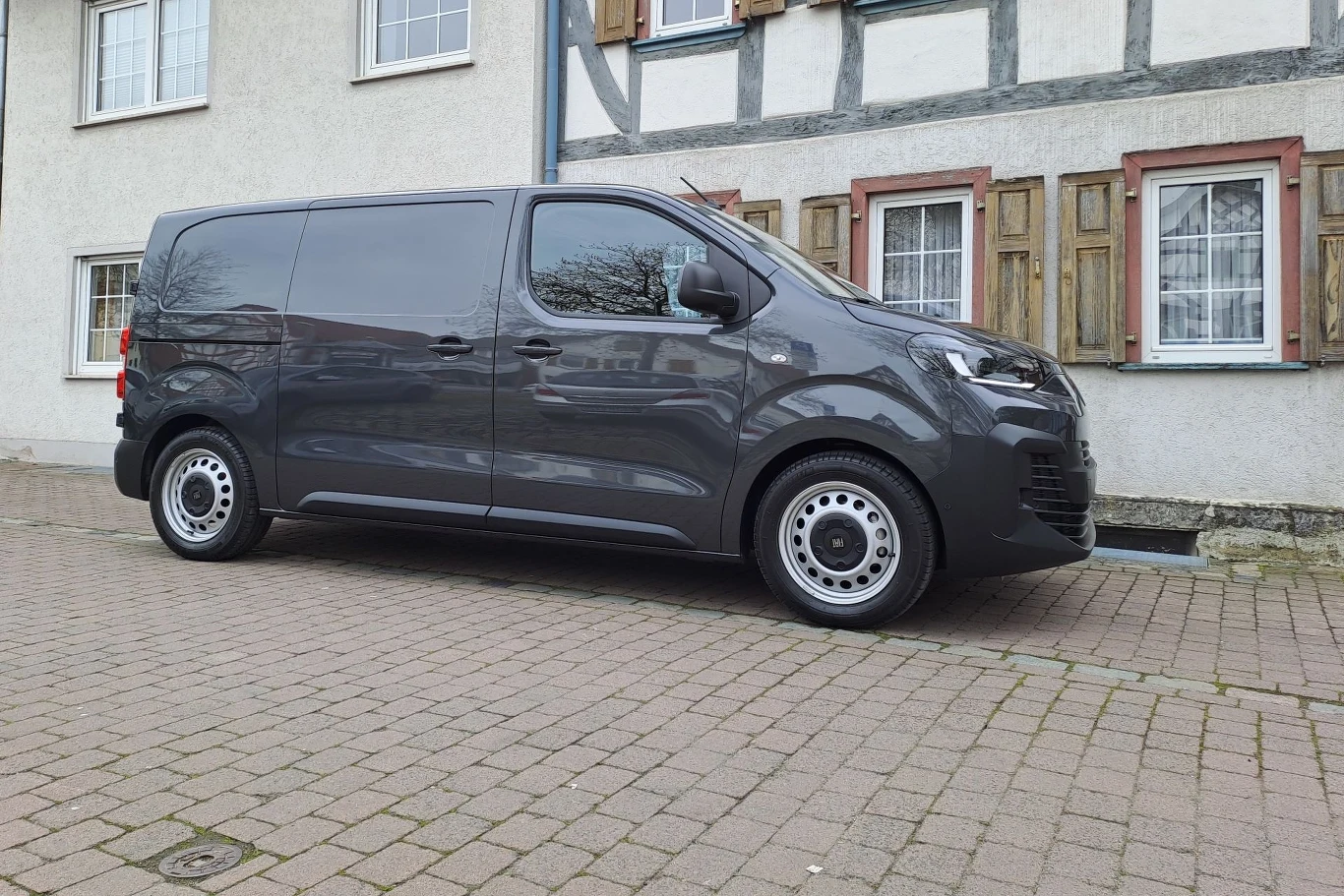 Modele średnich rozmiarów w wersji elektrycznej mogą być wyposażone w akumulator o pojemności 50 kWh lub 75 kWh. 