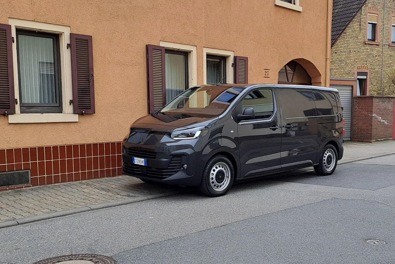 Dzięki wielu czujnikom i kamerom manewrowaniem Fiatem Scudo w ciasnych uliczkach nie stanowi problemu.