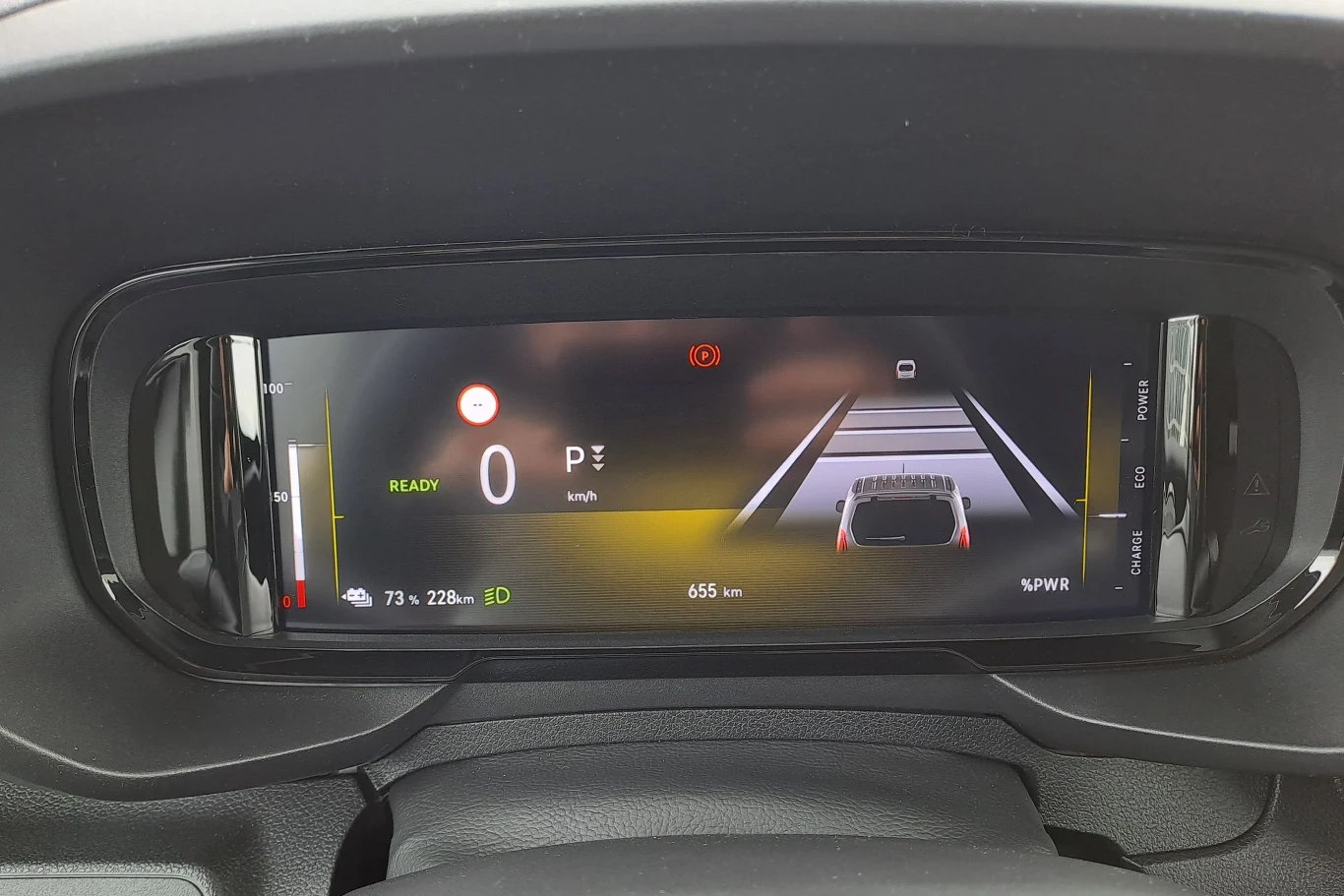 Na pochwałę zasługują bardzo czytelne wyświetlacze wskaźników (na zdjęciu ekran w elektrycznym Oplu Combo).