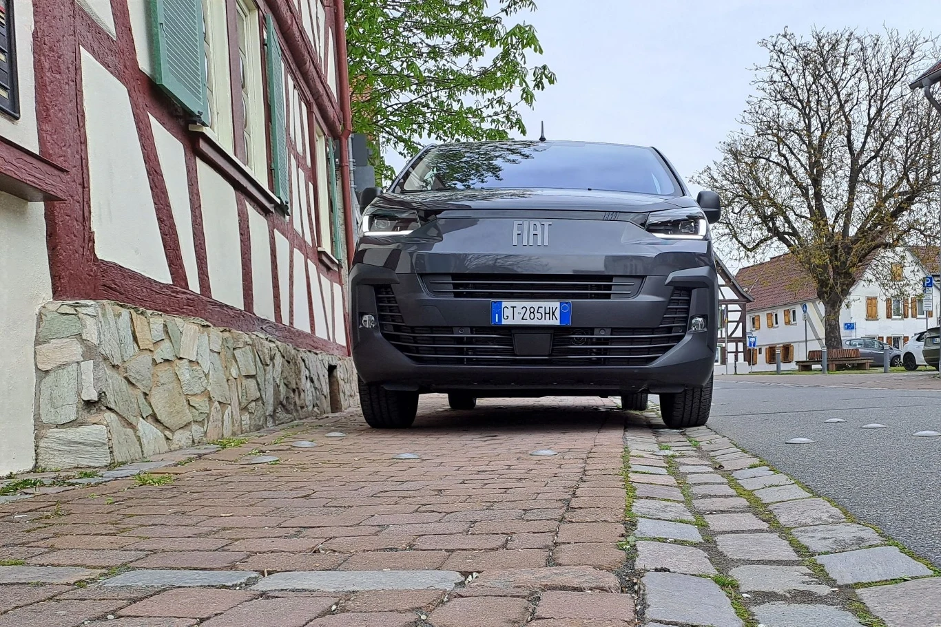 W zależności od akumulatora zasięg średnich elektryków może wynieść nawet 352 km.