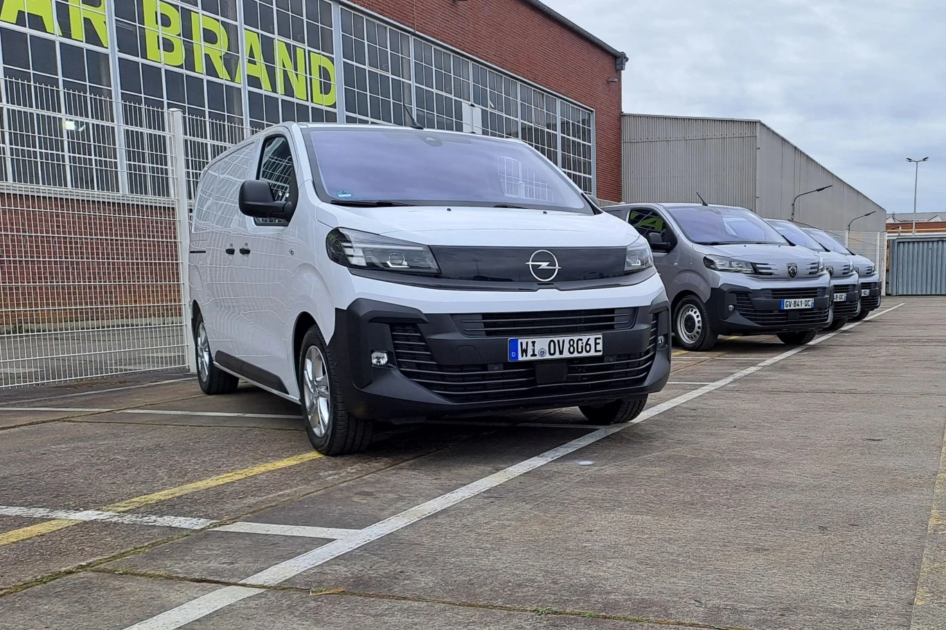 Zmodernizowane dostawczaki wyróżniają się m.in. zaktualizowanymi osłonami chłodnicy oraz sygnaturami świetlnymi.