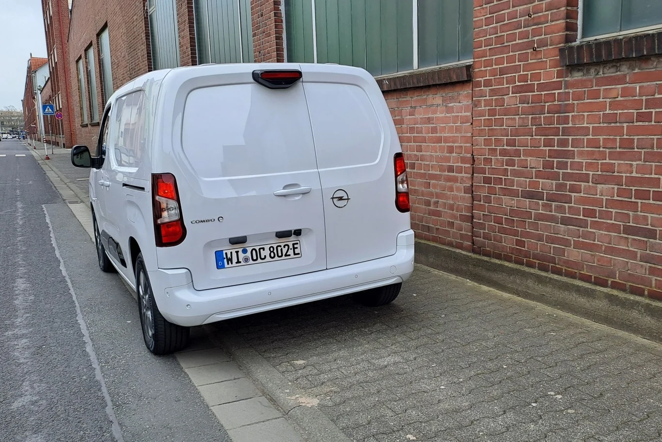 Najmniejsze dostawczaki dostępne są w jednym wariancie elektrycznym. Oprócz tego klienci mogą zdecydować się na jedną wersję benzynową lub dwa warianty wysokoprężne.