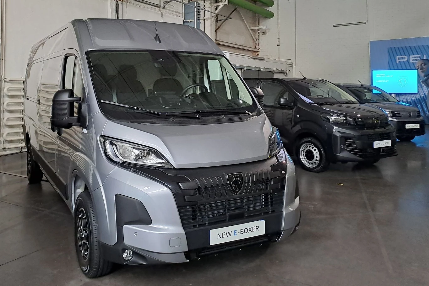 Samochody zostały wyposażone w szereg systemów bezpieczeństwa, w tym m.in. system zmęczenia kierowcy czy rozpoznawanie znaków drogowych.