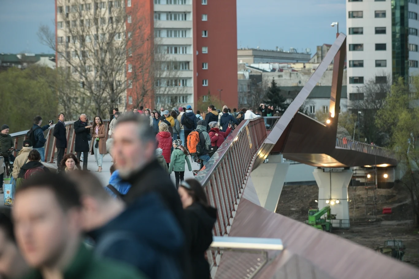 Most pieszo-rowerowy w Warszawie ma zmienną szerokość i dość strome podjazdy, co może nie spodobać się rowerzystom i rowerzystkom. Od strony Śródmieścia kładka ma dwa zjazdy, od strony Pragi - jeden Most pieszo-rowerowy w Warszawie ma zmienną szerokość i dość strome podjazdy, co może nie spodobać się rowerzystom i rowerzystkom. Od strony Śródmieścia kładka ma dwa zjazdy, od strony Pragi - jeden