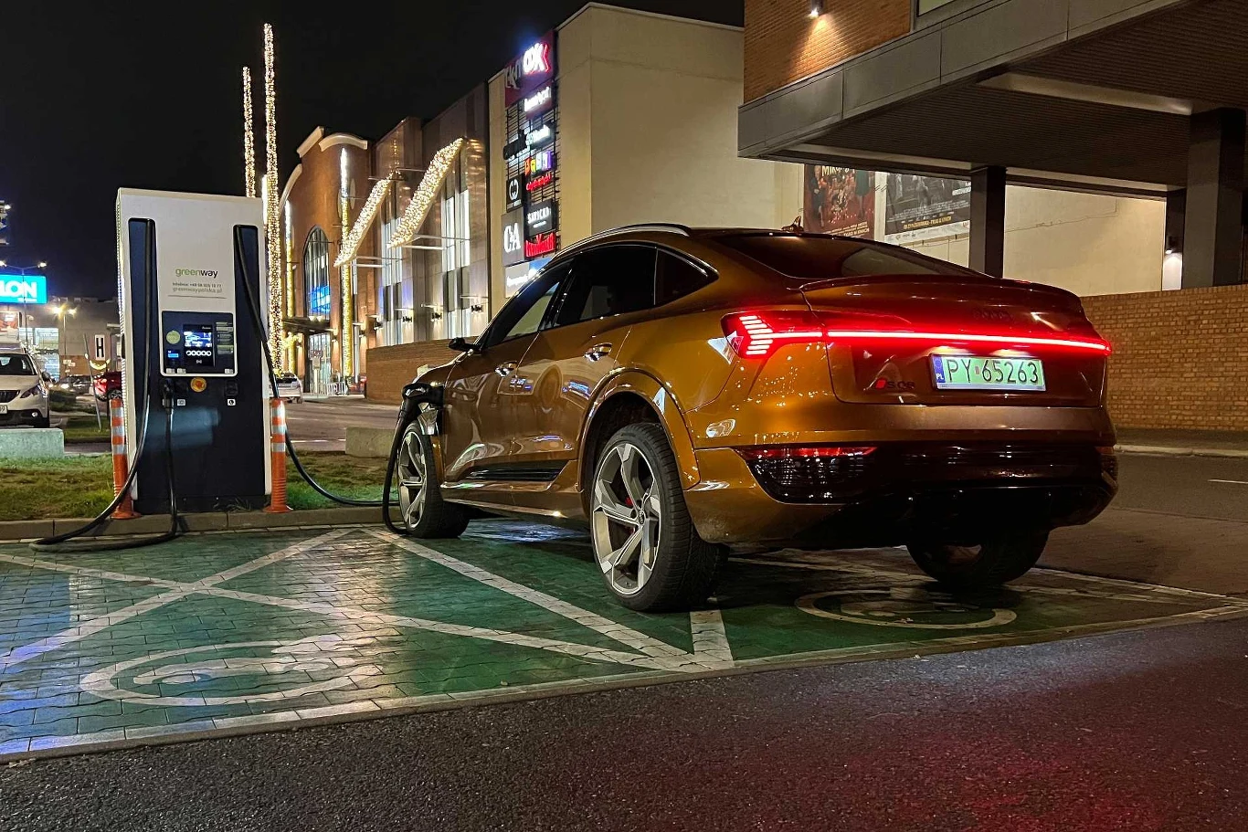 Baterię o pojemności 106 kWh można ładować z mocą nawet 170 kW Baterię o pojemności 106 kWh można ładować z mocą nawet 170 kW