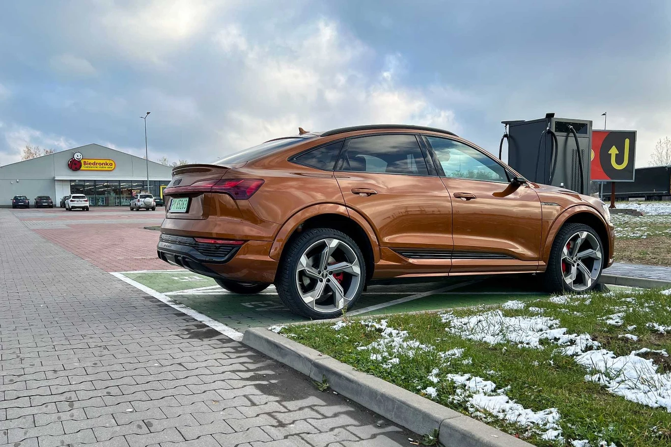 SQ8 e-tron jest wielkie i szczelnie wypełnia standardowe miejsca parkingowe SQ8 e-tron jest wielkie i szczelnie wypełnia standardowe miejsca parkingowe