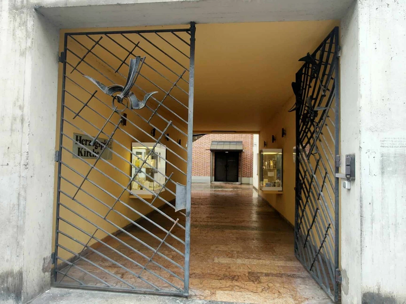 Wejście do klasztoru serwitek w Monachium