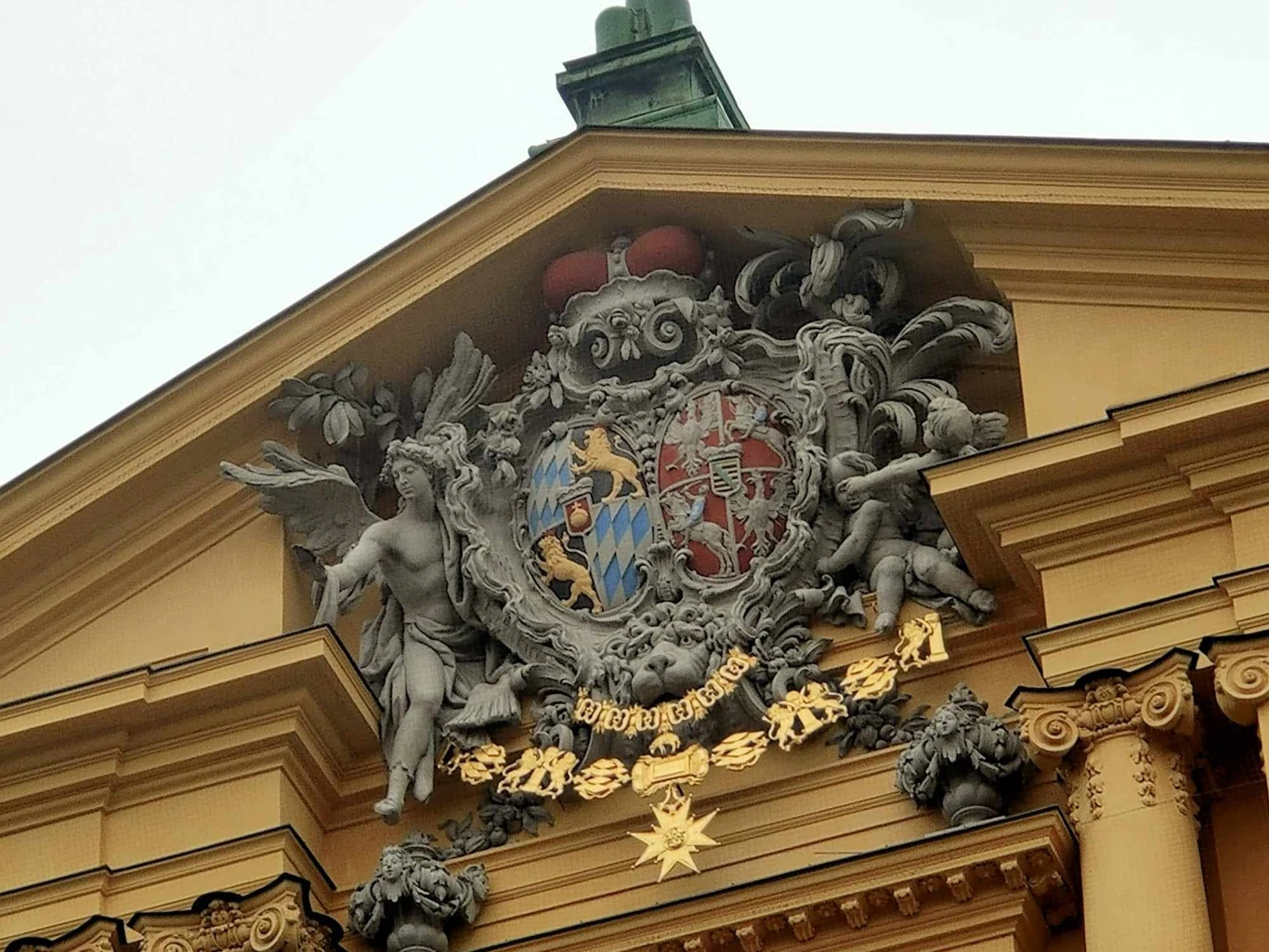 Bawarskie, polskie i litewskie symbole odnajdziemy w tympanonie kościoła Teatynów