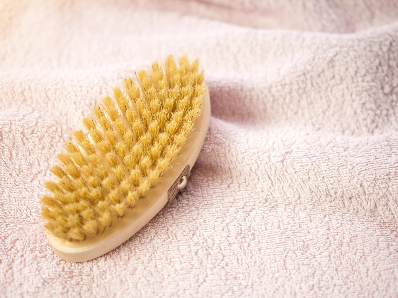 Regularne szczotkowanie ciała szybko przynosi efekty 