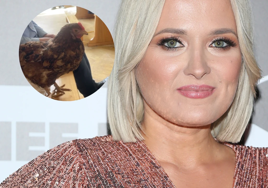 Gosia Andrzejewicz z kurą