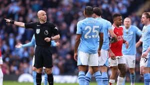 Jednym z głównych "bohaterów" spotkania Manchester City - Arsenal był sędzia Anthony Taylor