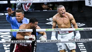 Isaac ''Pitbull' Cruz (z prawej) w chwili znokautowania Rolanda Romero, którego ratował sędzia