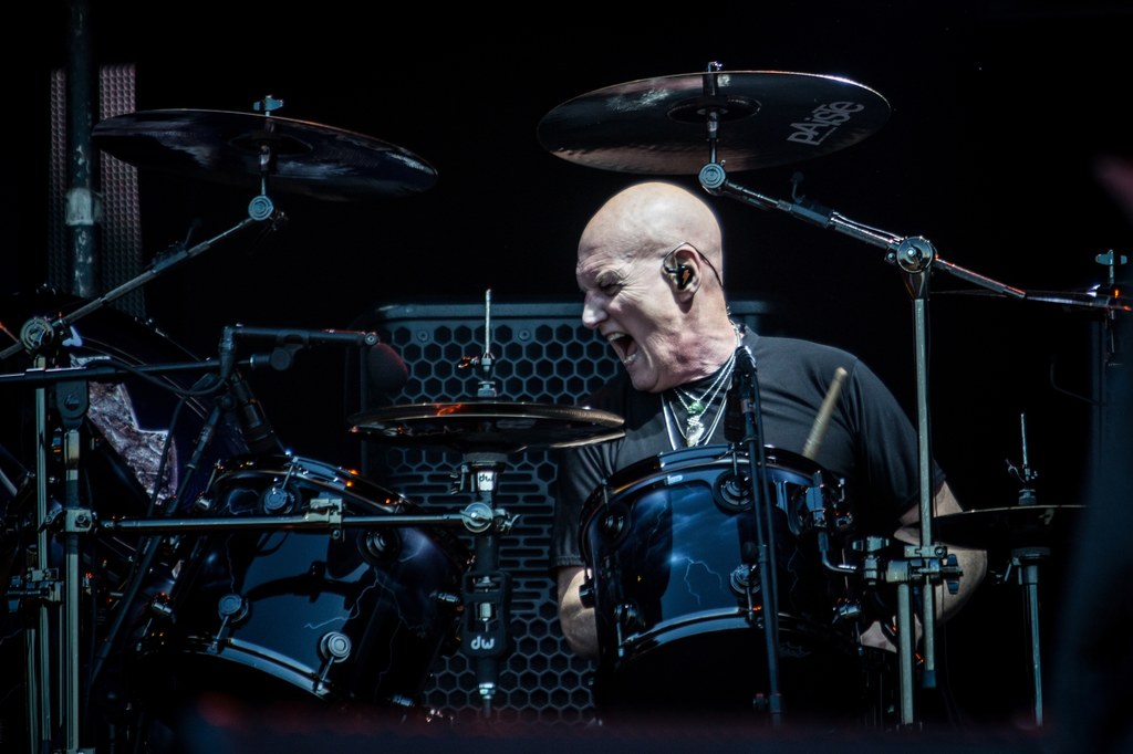 Chris Slade w składzie AC/DC w 2016 r.