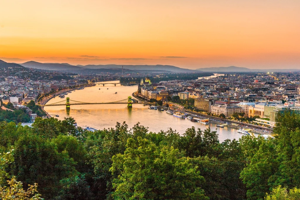 Stolica Węgier, Budapeszt. 1 kwietnia w w Kelebii zanotowano 30,2 st. C. To historyczny rekord ciepła w kwietniu tym kraju Stolica Węgier, Budapeszt. 1 kwietnia w w Kelebii zanotowano 30,2 st. C. To historyczny rekord ciepła w kwietniu tym kraju